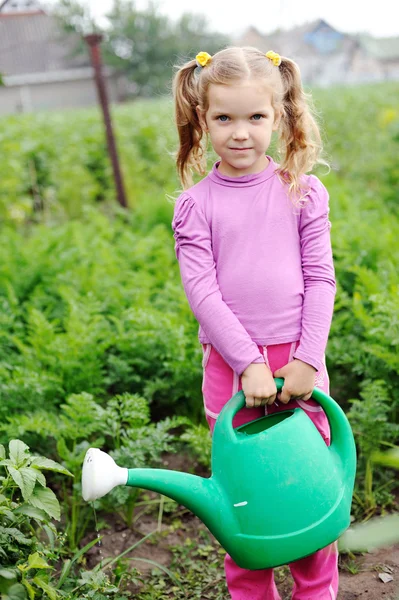 Mädchen mit einer Wasserkanne — Stockfoto