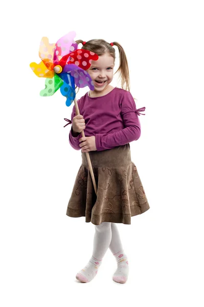 Güzel çocuk tutmak bir rüzgar oyuncak — Stok fotoğraf