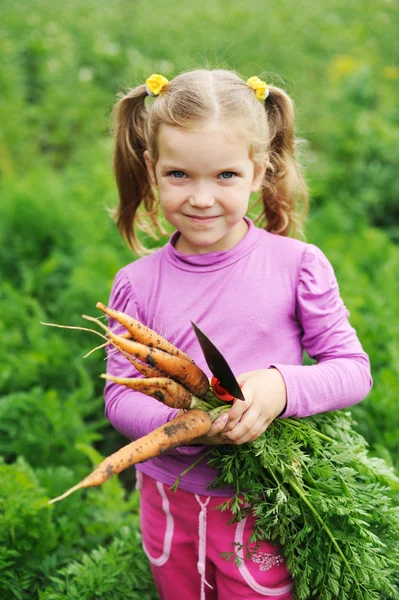 Meisje met wortel — Stockfoto