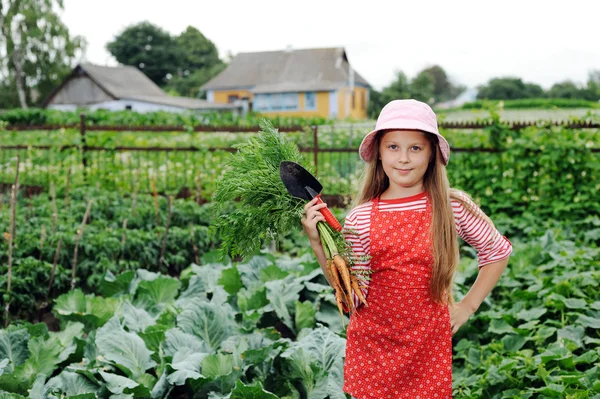 Meisje werken in tuin — Stockfoto