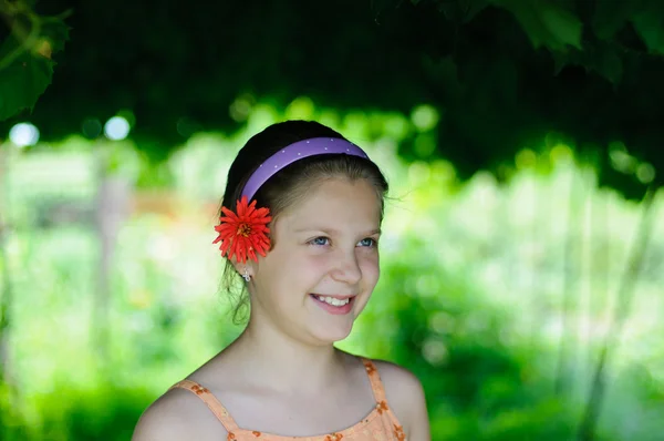 Litle flicka med blomma — Stockfoto
