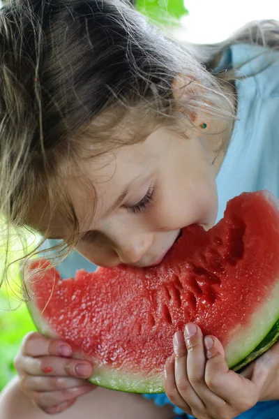 Roztomilá holčička jíst meloun — Stock fotografie