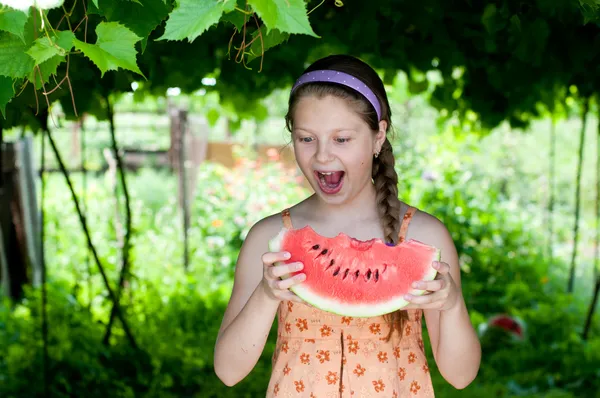 Tjej äter färsk vattenmelon — Stockfoto