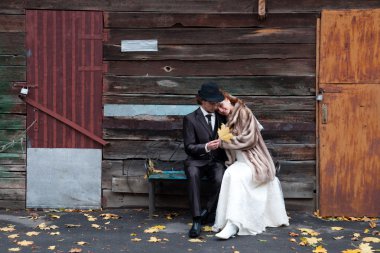 Gelin ve damat bankta oturan.