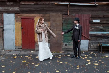 Damat ve gelin el ele tutuşuyorlar