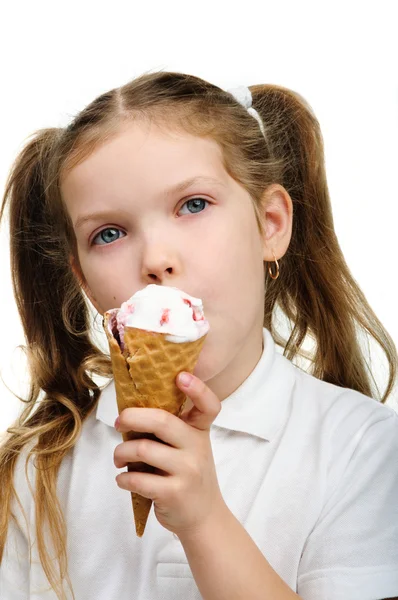 Gioiosa bambina mangia il gelato . — Foto Stock