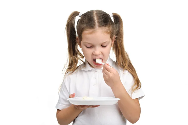 Küçük kız lezzetli bir şeyler yiyor.. — Stok fotoğraf