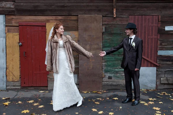 Brudgummen och bruden utomhus — Stockfoto