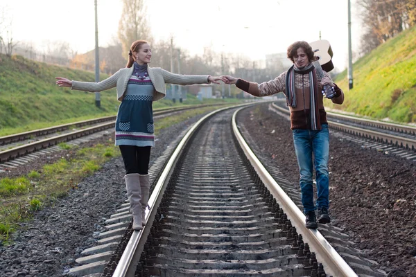 Casal apaixonado andando na ferrovia — Fotografia de Stock