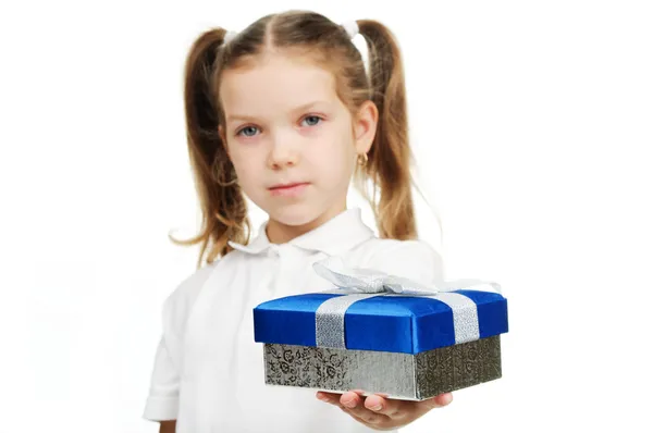 Barn med en presentförpackning — Stockfoto