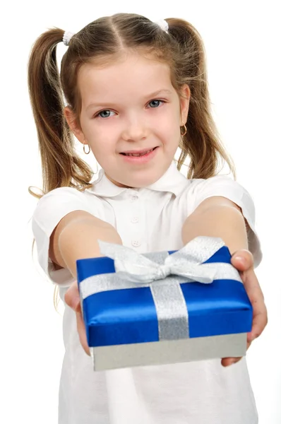 Ребенок с подарочной коробкой — стоковое фото