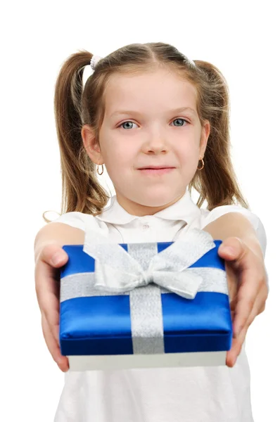 Criança com uma caixa de presente — Fotografia de Stock