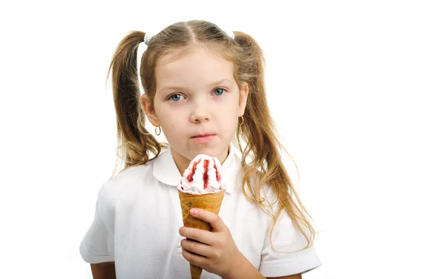 Linda chica come helado. —  Fotos de Stock