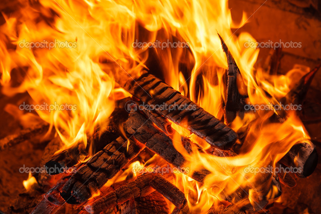 从燃木壁炉里的火焰– 图库图片