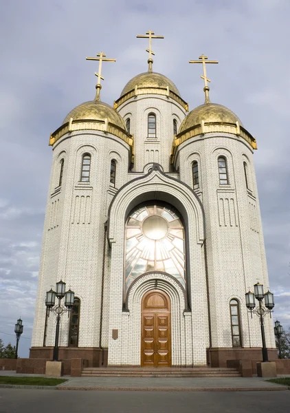 Bir mezar Höyüğü, kent volgograd, Rusya tüm azizler Tapınağı — Stok fotoğraf