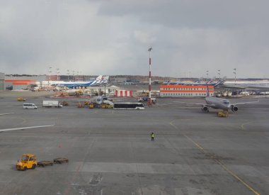 Moskova, Rusya - 13 Mart 2019: Yolcu uçağına binmeden önce hava köprüsü hizmeti. Sheremetyevo Uluslararası Havaalanından kalkış. Sheremetyevo-modern havaalanı kalkışı bekliyor.