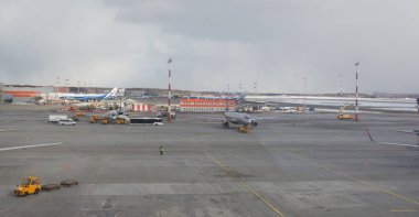 Moskova, Rusya - 13 Mart 2019: Yolcu uçağına binmeden önce hava köprüsü hizmeti. Sheremetyevo Uluslararası Havaalanından kalkış. Sheremetyevo-modern havaalanı kalkışı bekliyor.