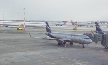 Moskova, Rusya - 13 Mart 2019: Yolcu uçağına binmeden önce hava köprüsü hizmeti. Sheremetyevo Uluslararası Havaalanından kalkış. Sheremetyevo-modern havaalanı kalkışı bekliyor.