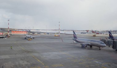 Moskova, Rusya - 13 Mart 2019: Yolcu uçağına binmeden önce hava köprüsü hizmeti. Sheremetyevo Uluslararası Havaalanından kalkış. Sheremetyevo-modern havaalanı kalkışı bekliyor.