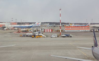 Moskova, Rusya - 13 Mart 2019: Yolcu uçağına binmeden önce hava köprüsü hizmeti. Sheremetyevo Uluslararası Havaalanından kalkış. Sheremetyevo-modern havaalanı kalkışı bekliyor.