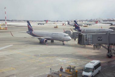 Moskova, Rusya - 13 Mart 2019: Yolcu uçağına binmeden önce hava köprüsü hizmeti. Sheremetyevo Uluslararası Havaalanından kalkış. Sheremetyevo-modern havaalanı kalkışı bekliyor.