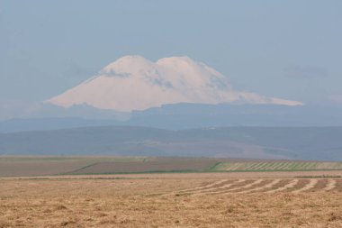 Elbrus Dağı 'nın manzarası. Rusya ve Avrupa 'nın en yüksek dağ zirvesidir.