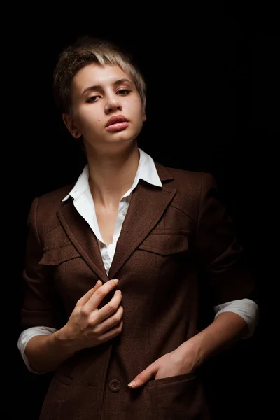 Mujer joven sobre un fondo oscuro —  Fotos de Stock