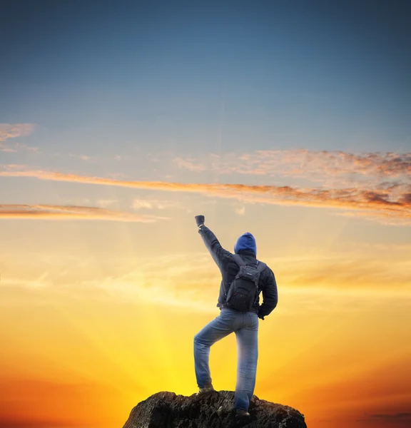 Man op de piek van de berg. — Stockfoto