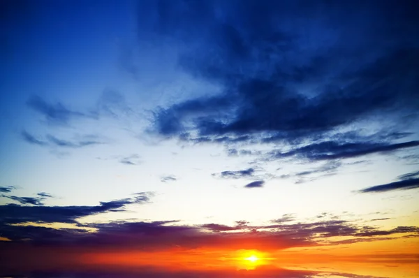 Sole bagliore e riflessione al tramonto . — Foto Stock