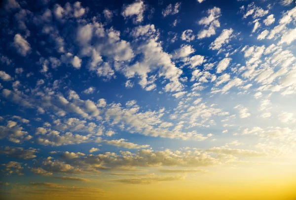 Lucht achtergrond op zonsopgang. — Stockfoto