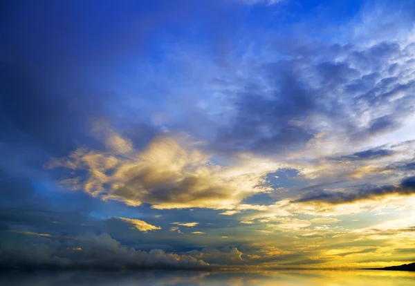 Pôr do sol acima do mar. — Fotografia de Stock