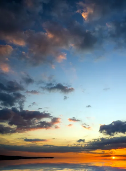 Schöner Sonnenaufgang über dem Meer. — Stockfoto