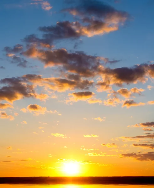 Zonsopgang boven oceaan. — Stockfoto