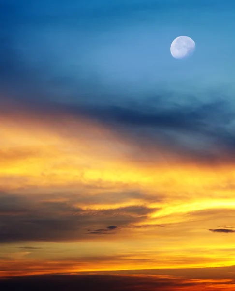 Lua no Céu da Noite. — Fotografia de Stock