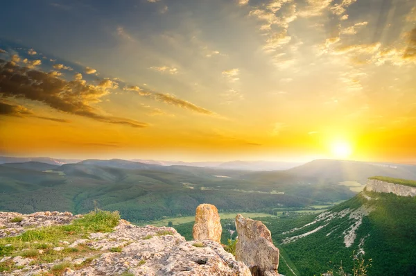 Berglandschap op zonsondergang. — Stockfoto