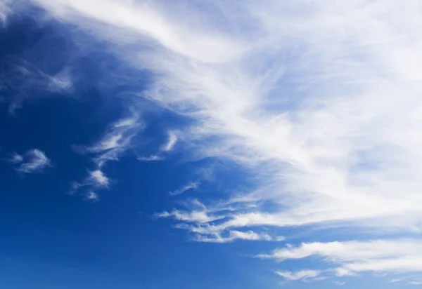 Beyaz bulutların üzerinde mavi gökyüzü — Stok fotoğraf
