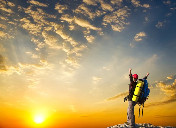 L'uomo in cima alla montagna. — Foto Stock