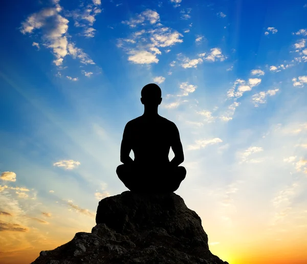 Silhouet van de meditating persoon — Stockfoto