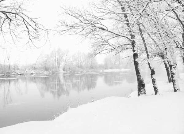 Paisaje invernal con el río — Foto de Stock