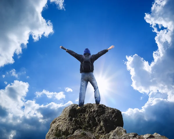 Man op top van de berg. — Stockfoto