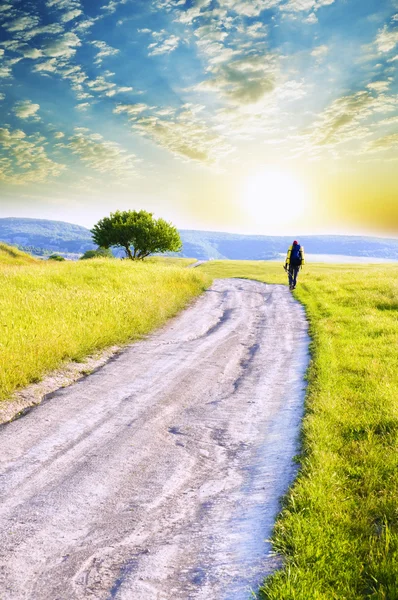 Man tourist in mountains. — Stock Photo, Image