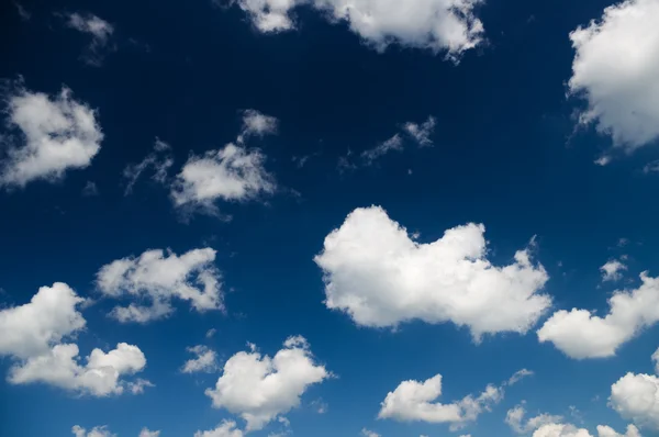 Белые облака над голубым небом — стоковое фото