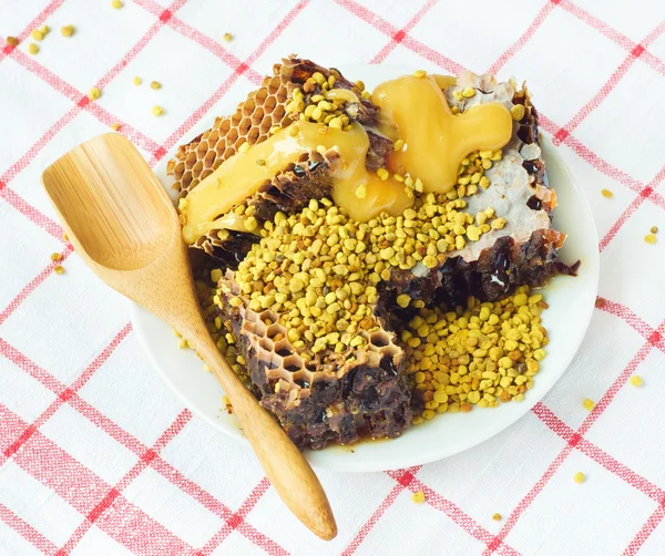 Miele favi e polline sul piatto — Foto Stock