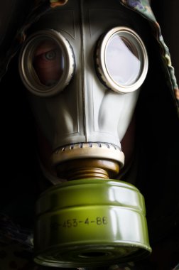 Gaz maskeli adam.