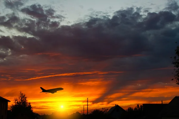 低空飛行の飛行機 — ストック写真