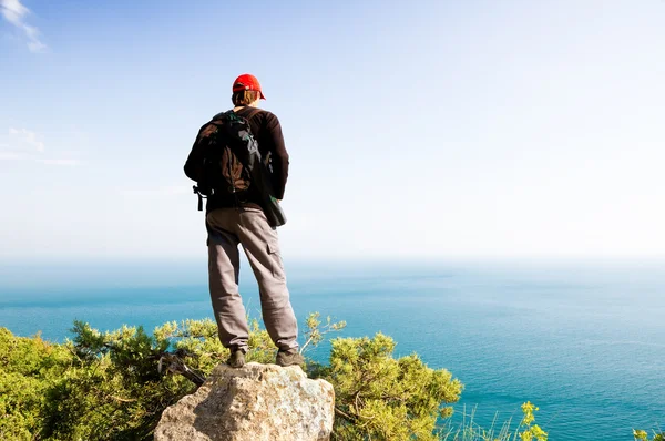 L'uomo in montagna . — Foto Stock