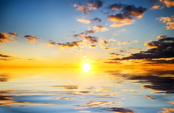 Sfondo cielo e riflessione sull'acqua . — Foto Stock