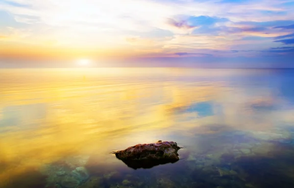 Himmel bakgrund och vatten reflektion. — Stockfoto