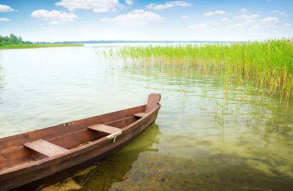 Csónak a tó partján — Stock Fotó