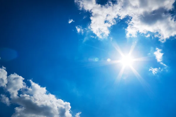 Sol no céu azul brilhante. — Fotografia de Stock